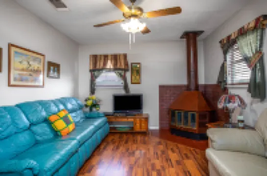 Screened Porch and Scenic Pond View - Charming Cottage