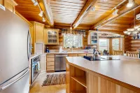 Cascade Lakeview Log Cabin Hotels in Cascade