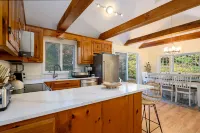 Charming Retreat with Fire Pit and Beautiful Garden - Tranquil Escape