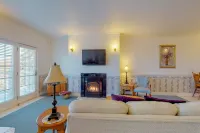 Gorgeous suite at oceanfront inn steps to beach with jetted tub & gas fireplace Hotels in Copalis Beach