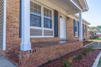 Tranquil Backyard and Modern Appliances - Cozy Family Retreat
