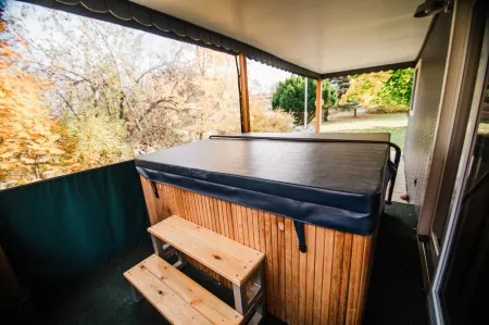 Private Hot Tub and Spacious Outdoor Patio - Luxurious Getaway Отели в г. Юг Арм Тауншип