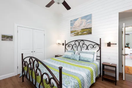 Charming Cottage with Screened Porch and Gourmet Kitchen - Inviting Retreat