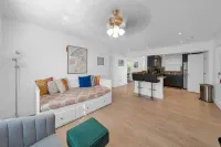 Spacious Layout with Lush Patio and Modern Kitchen - Stylish Oasis Hotels in North Miami