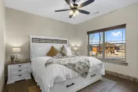 Private Hot Tub and Spacious Outdoor Deck - Inviting Getaway Hotels in Hollister