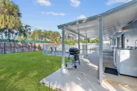 Pool*grill*fenced yard*pets ok*3 bedroom*2 bath*6 minutes to beach*private home