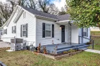 Spacious bungalow next to downhill biking at Baker Creek with grill & fire pit