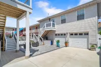 3-Bedroom with Parking Pass 4 Beach Badges 1 Block to the Beach and Boardwalk