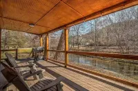Rustic Creekside Cabin with Hot Tub, Fire Pit, WiFi Hôtels à : Comte de Fannin