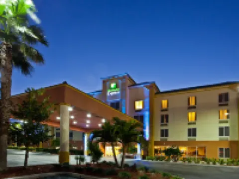 Holiday Inn Express & Suites COCOA BEACH by IHG ココアビーチのホテル