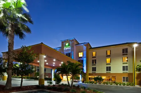Holiday Inn Express & Suites COCOA BEACH by IHG Отели рядом с достопримечательностью «Публичная библиотека Коко-Бич»