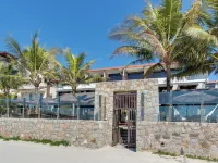 Flat Pietra Hotels near Santinho