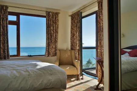 The Cottage - Sea Views, Direct Access to Beach, Pet Friendly