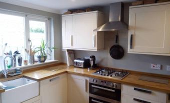 3-Bed House Sleeps 5 5 Min Walk from City Centre