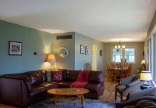 Huge Manor w Indoor Hot Tub and Pool Table