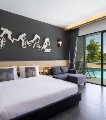 ห้องดีลักซ์ เตียงใหญ่ พร้อมทางลงสระว่ายน้ำ