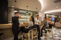 Holiday Inn Express PARIS - CDG AIRPORT by IHG - ที่มีบาร์