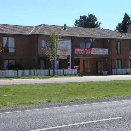 Snowgate Motel + Apartments