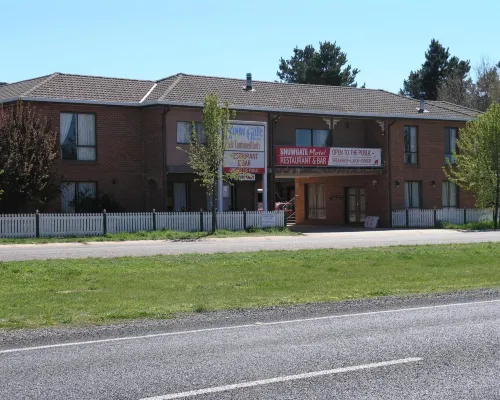 Snowgate Motel + Apartments Hotels in Berridale