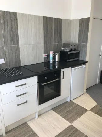 The Castle Lodge Отели в г. Abertillery