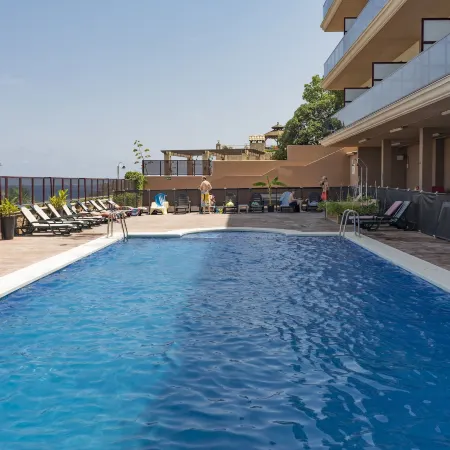 Aparthotel El Faro Отели в г. Кульера