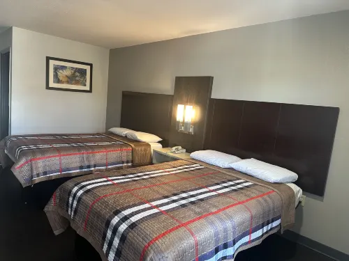Deluxe Inn - Motels