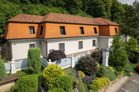 Hotel Zámeček Pod Hradem Starý Jičín 111 Отели в г. Фульнек