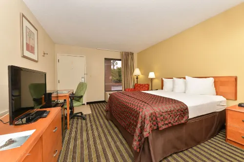 Quality Inn at the Mall - Valdosta - parking