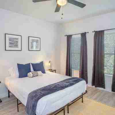 Spectacular 3 Br Plus 2 and a Half BA Apt Near Downtown Rooms