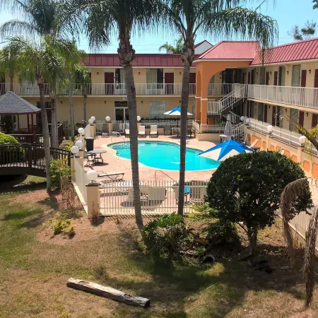 Days Inn & Suites by Wyndham Port Richey