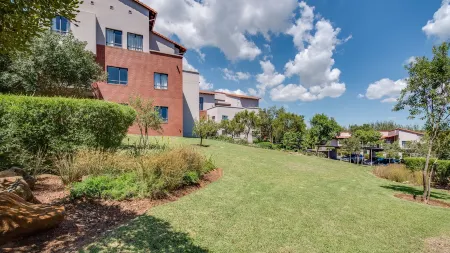 JoziStay @ Jackal Creek Apartments Отели в г. Рудепурт