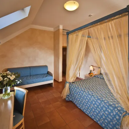 Hotel Caesar Prague Отели рядом с достопримечательностью «Пивная U Fleku»