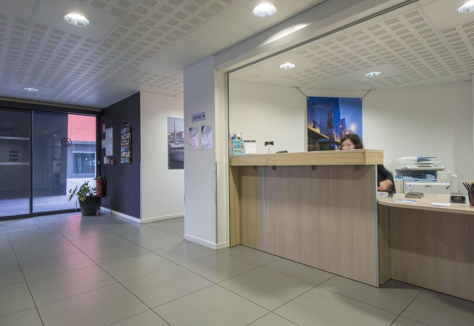 All Suites Appart Hôtel의 넓고 현대적인 객실 내 주방 시설