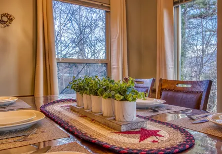 Tree Tops by HoneyBear Cabins Отели рядом с достопримечательностью «Little Mountain Church Village»