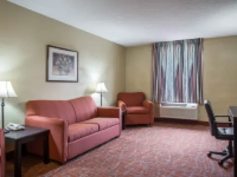 Quality Inn & Suites Hotels in Monroe
