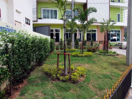 Ruan Rim Nam Отели рядом с достопримечательностью «Roi Et Tower»