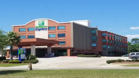 Holiday Inn Express Biloxi - Beach Blvd Отели рядом с достопримечательностью «Biloxi Lighthouse»