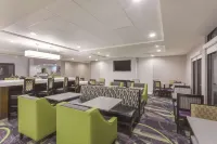 La Quinta Inn & Suites by Wyndham Columbus North Hotels in Columbus