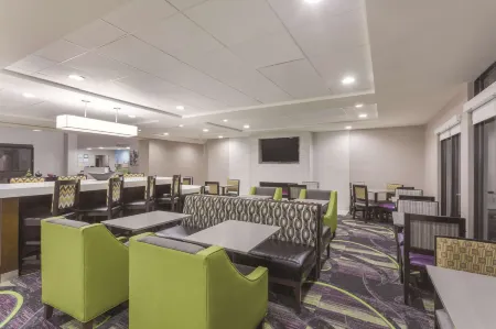 La Quinta Inn & Suites by Wyndham Columbus North Отели рядом с достопримечательностью «Columbus State University Department of Theater»