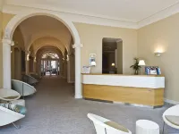 Hôtel Vacances Bleues Balmoral Hotels in Menton