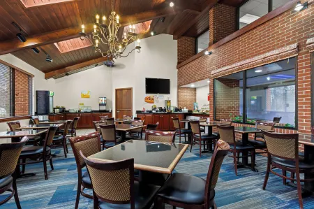 Quality Inn & Suites Отели в г. Логан Тауншип