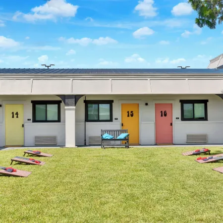 Hotel McCoy - Art, Libations, Pool Society