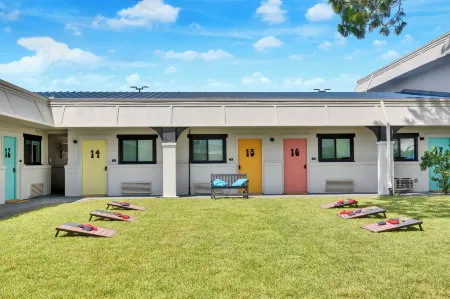 Hotel McCoy - Art, Libations, Pool Society