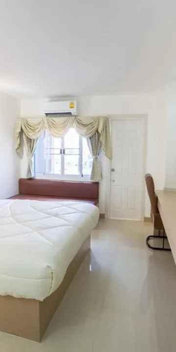 ห้องดีลักซ์ เตียงใหญ่ 1 เตียง