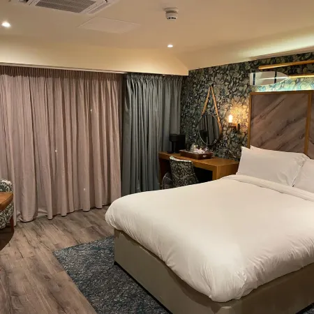 The Boathouse Inn & Riverside Rooms