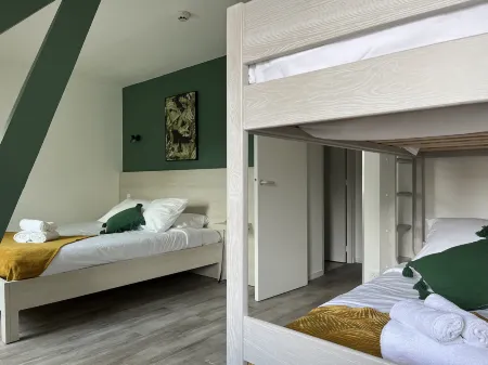 Brit Hotel du Dauphin l'Aigle Отели в г. Гурне-ле-Герэн