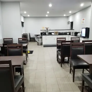 Super 8 by Wyndham Windsor/Dougall