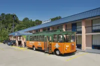 Travelodge by Wyndham Savannah Area/Richmond Hill - Parkplatz