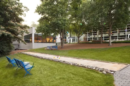 JB Duke Hotel Отели рядом с достопримечательностью «Университет Дьюк»