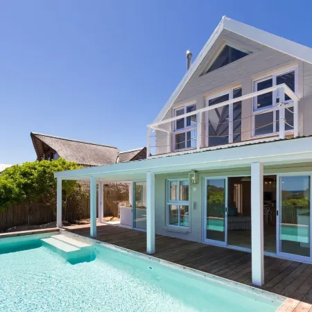Fin Whale Beach House Отели рядом с достопримечательностью «Торговый центр Longbeach»